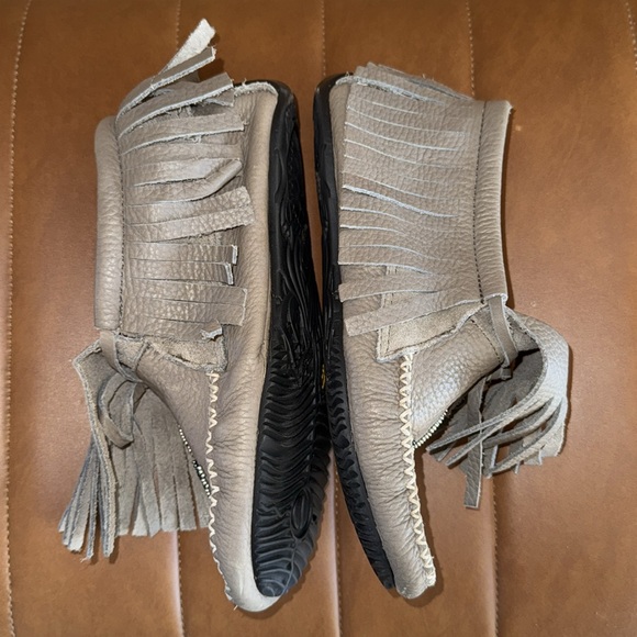 Manitobah MukLuks Paddle Moccasin Booties Grey super Soft Leather Fringe size 5 - Picture 3 of 6